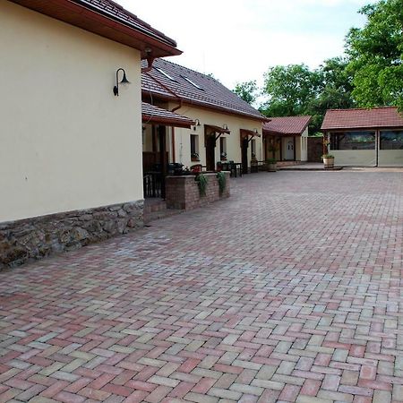 Ubytovanie Tri Ruze Krásnohorské Podhradie Екстериор снимка