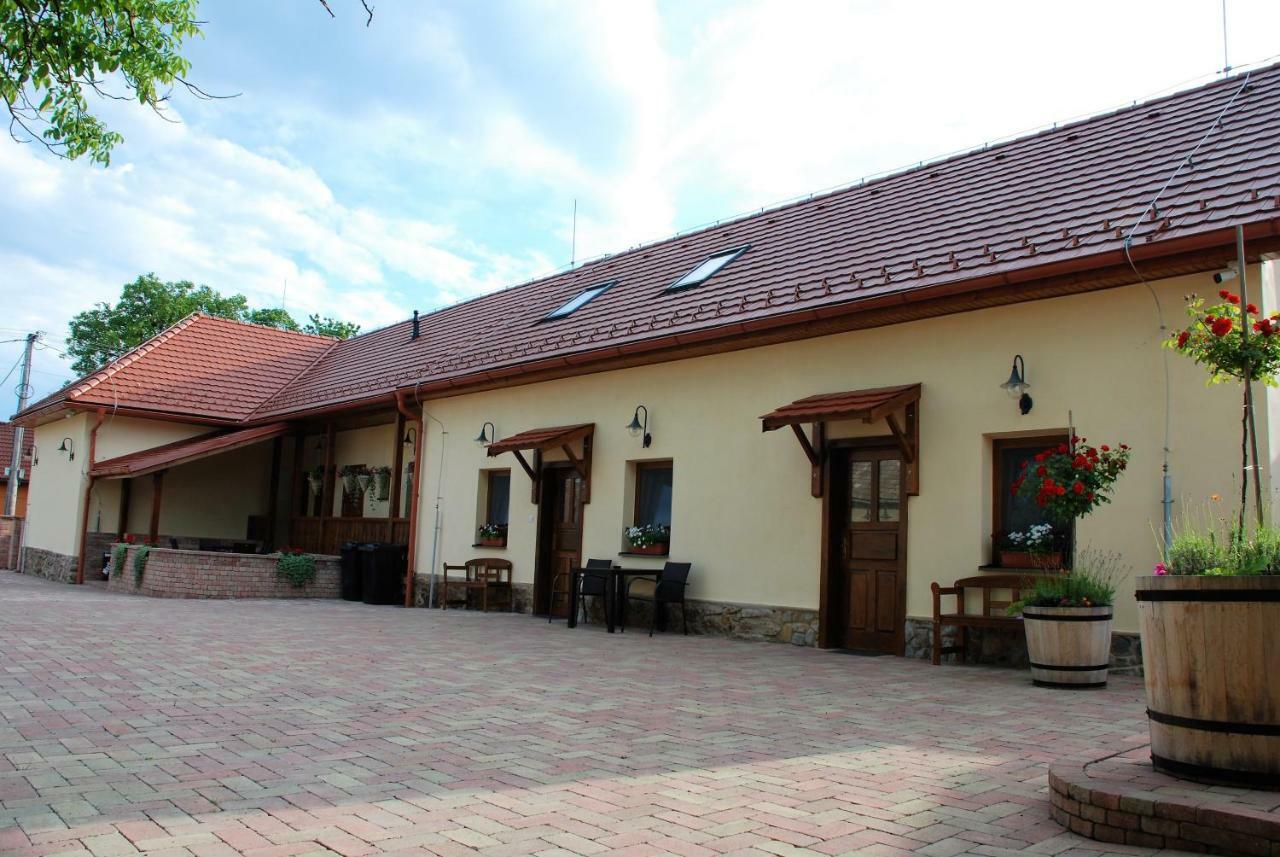 Ubytovanie Tri Ruze Krásnohorské Podhradie Екстериор снимка