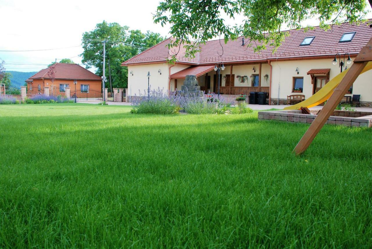 Ubytovanie Tri Ruze Krásnohorské Podhradie Екстериор снимка